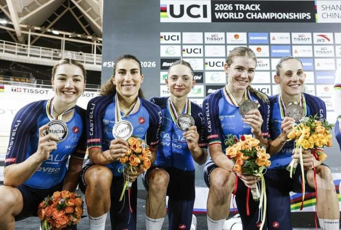 Elisa Balsamo e le ragazze del quartetto con la medaglia d'argento al collo - Foto Federciclismo Elisa Balsamo e le ragazze del quartetto con la medaglia d'argento al collo - Foto Federciclismo