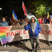 Antifascismo e pace: queste le parole che hanno scandito la Fiaccolata della Libertà a Cuneo