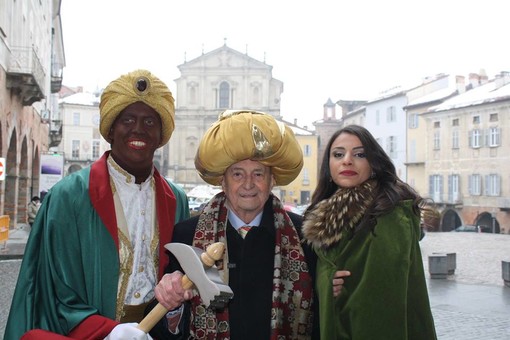 Fino Bessone (al centro) fotografato nel 2015 insieme al Moro (Carlo Giorgio Comino) e alla Bèla Monregaleisa (Vittoria Comino)