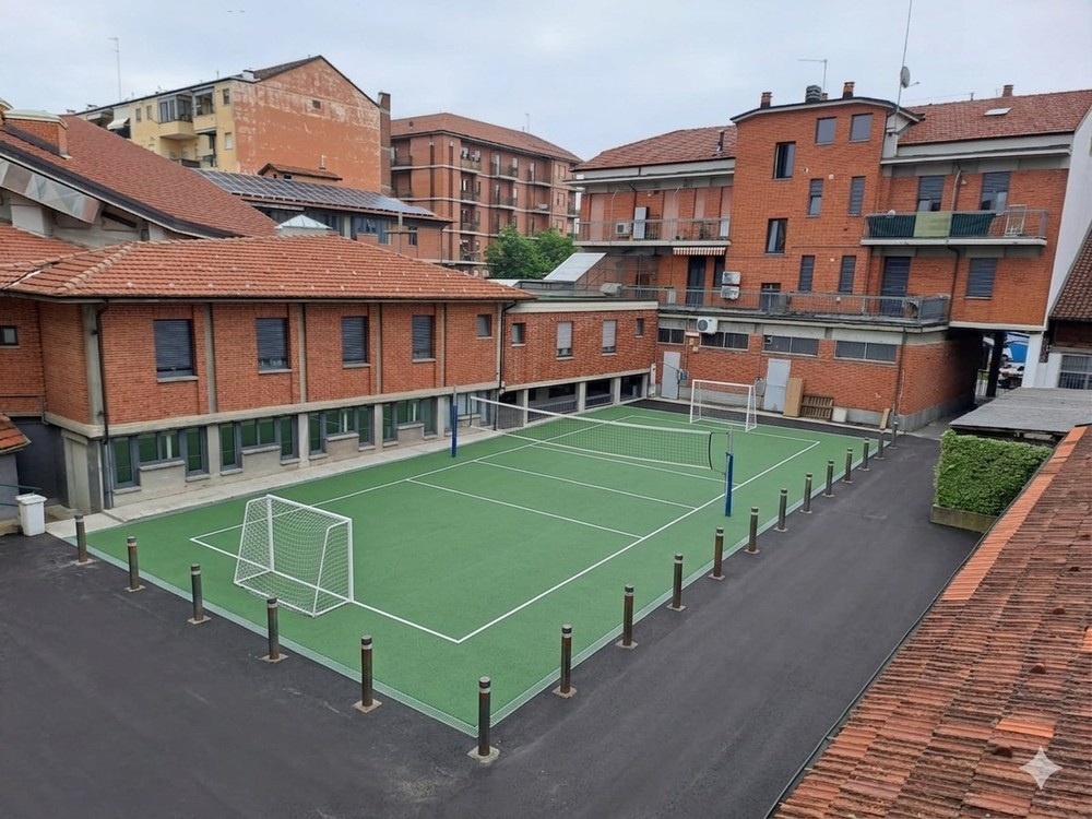 Fossano, un nuovo campo sportivo nel cortile della parrocchia di Sant’Antonio Abate: partita raccolta fondi