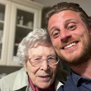 Fulvio Marino con nonna Rina nella foto che il conduttore televisivo ha pubblicato su Facebook