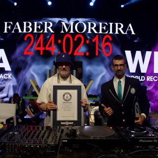 Faber Moreira da Guinnes: 244 ore, 2 minuti e 16 secondi alla consolle
