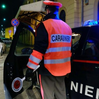 Pattuglia dei Carabinieri impegnata in un controllo a Fossano, immagine di repertorio