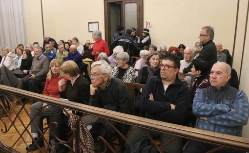 Consiglio di Cuneo infuocato su piazza Europa, ma il progetto va avanti tra le proteste dei cittadini