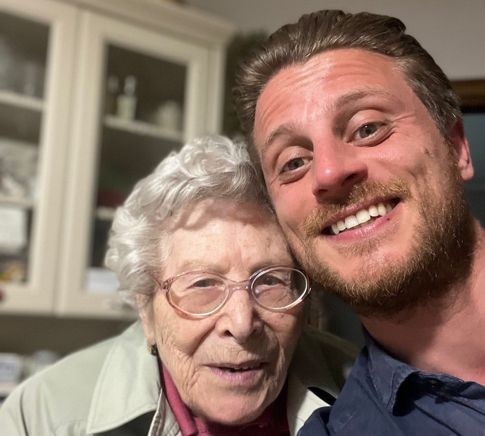 Fulvio Marino con nonna Rina nella foto che il conduttore televisivo ha pubblicato su Facebook