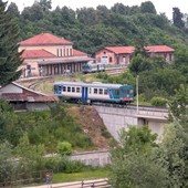 Uno degli ultimi passaggi del treno sulla Cuneo-Mondovì nel 2012 (Foto Andrea Richermo)