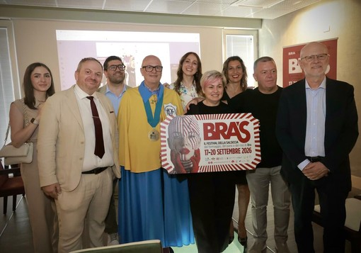 Foto di gruppo al termine della presentazione tenuta ieri alle cantine Ascheri di Bra Foto di gruppo al termine della presentazione tenuta ieri alle cantine Ascheri di Bra