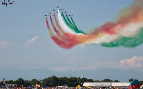 Buon anniversario al nostro Tricolore con le prodezze aeree delle Frecce (foto di Valerio Minato)