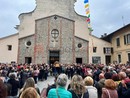 Un'ondata di affetto per l'ultimo saluto a Enzo della Posillipo. Folla commossa ai funerali e lui offre il caffè Un'ondata di affetto per l'ultimo saluto a Enzo della Posillipo. Folla commossa ai funerali e lui offre il caffè