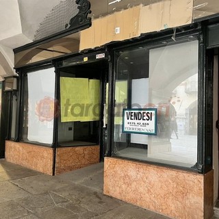 Uno dei negozi chiusi a Cuneo