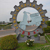 Foto di Luciano Cravero del monumento alla Vespa a Bra