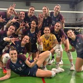 Le pumine festeggiano a Garlasco (foto Mondovì Volley)