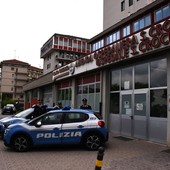 Sta per partorire in auto: la Polizia la scorta a sirene spiegate fino all'ospedale di Cuneo Sta per partorire in auto: la Polizia la scorta a sirene spiegate fino all'ospedale di Cuneo