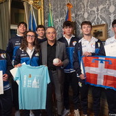 Il vicepresidente regionale Franco Graglia consegna le maglie Il vicepresidente regionale Franco Graglia consegna le maglie