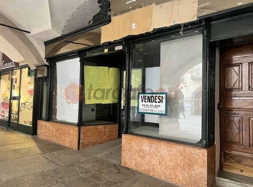 Uno dei negozi chiusi a Cuneo Uno dei negozi chiusi a Cuneo