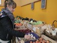 Carola sistema le verdure nel punto vendita