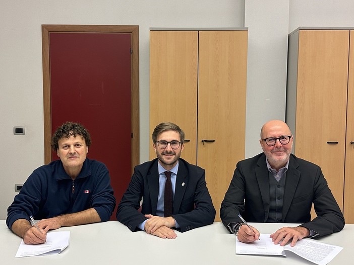 Alba: rinnovata la convenzione tra il Comune e le officine autorizzate per la conversione delle auto a Gpl e metano Alba: rinnovata la convenzione tra il Comune e le officine autorizzate per la conversione delle auto a Gpl e metano