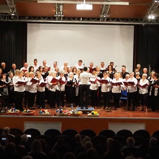Musica e solidarietà a Borgo San Dalmazzo: raccolti 400 gomitoli per i bambini di Haiti