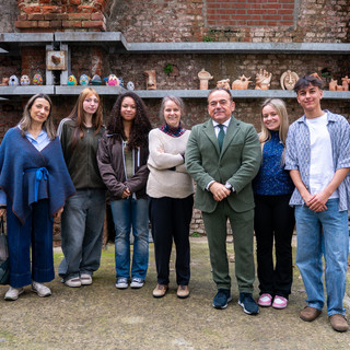 La prof.ssa Giosuella Serafino, Sofia Cupaiolo, Janeth Kajiti, la prof.ssa Ilaria Colombo, il DS Roberto Buongarzone, Stella Danusso e Riccardo Musu. 