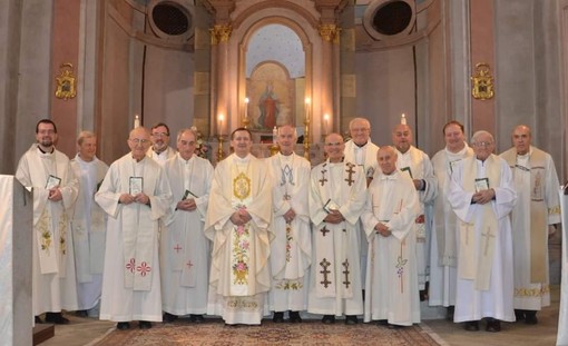 I preti con il vescovo Cristiano Bodo a Valmala