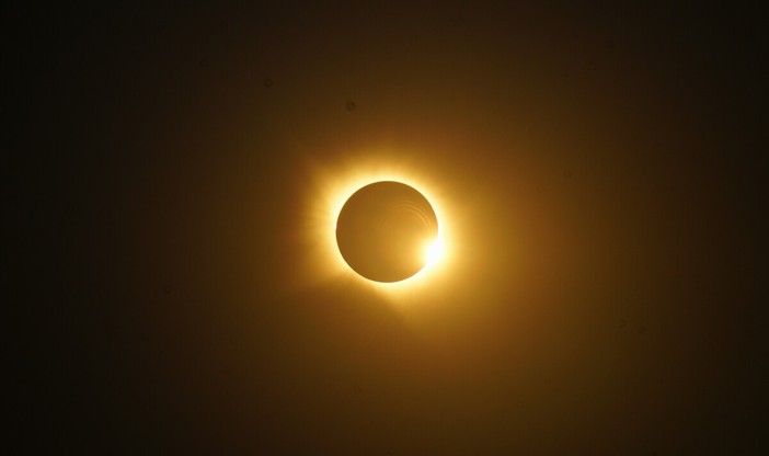 Eclissi di sole (Foto Pietro Castellino) Eclissi di sole (Foto Pietro Castellino)