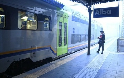 Treno in partenza dalla stazione di Alba