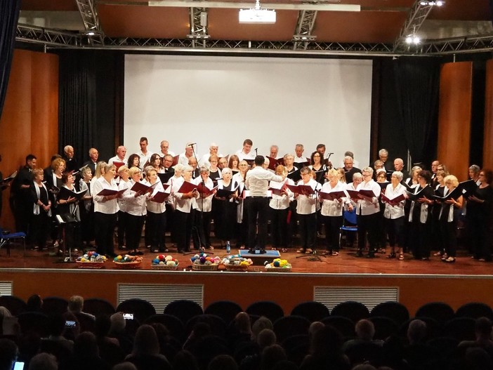 Musica e solidarietà a Borgo San Dalmazzo: raccolti 400 gomitoli per i bambini di Haiti