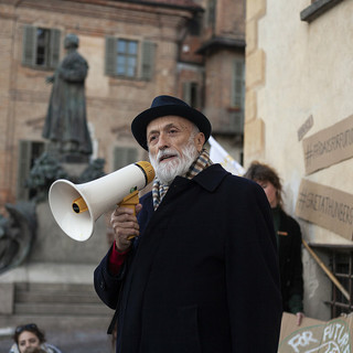 Carlin Petrini, qui ritratto durante un "Fridays for future" promosso dagli studenti di  Pollenzo di fronte al municipio di Bra