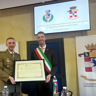 Il Col. Miccoli riceve la pergamena della Cittadinanza Onoraria dal Sindaco Flavio Gastaldi