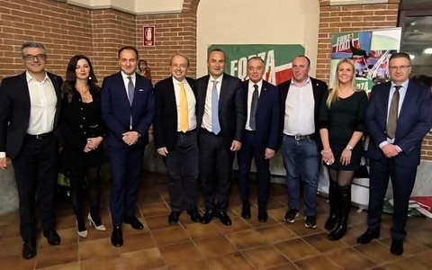 Forza Italia, foto di gruppo in occasione della cena di Natale 2025