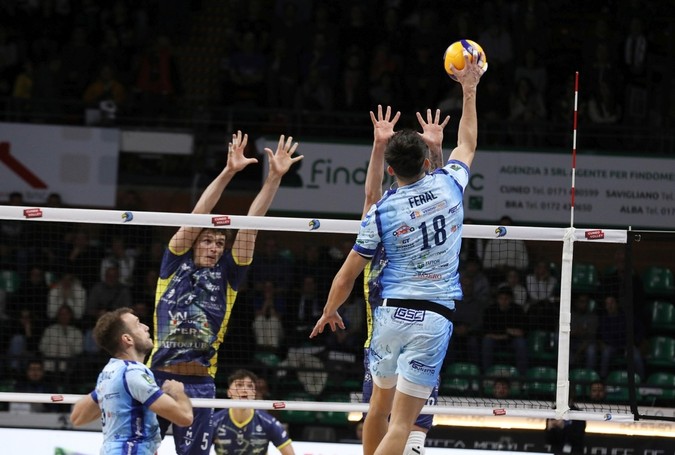 Nathan Feral in attacco contro Modena nella gara di andata