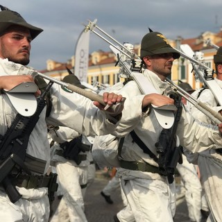 Cuneo, in piazza Galimberti la festa del 2° Reggimento Alpini per il rientro dalla missione in Lettonia (FOTO E VIDEO)