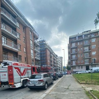 Uomo minaccia di lanciarsi dal tetto a Torino: in supporto anche due vigili del fuoco di Cuneo