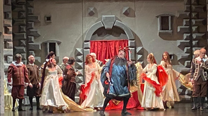 Bra, il Rigoletto di Verdi illumina l’estate lirica sotto le stelle