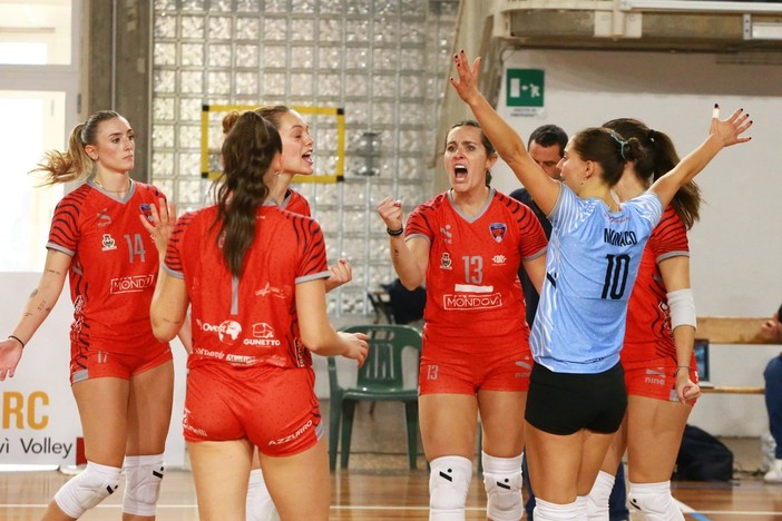 L'esultanza delle pumine (foto Cristiano Silvestri) L'esultanza delle pumine (foto Cristiano Silvestri)