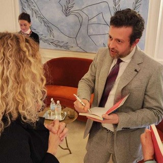 Francesco Piccat con il libro “Champagne – passato, presente e futuro di un vino leggendario” Francesco Piccat con il libro “Champagne – passato, presente e futuro di un vino leggendario”