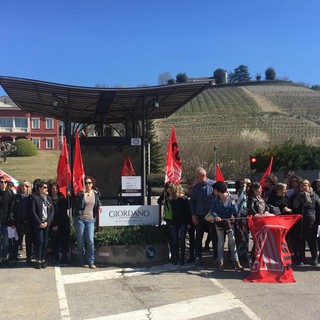 Una manifestazione sindacale di fronte alla storica sede di Giordano Vini, in Valle Talloria