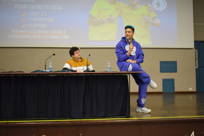 Al microfono Frio con accanto il content creator Lorydido