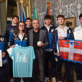 Il vicepresidente regionale Franco Graglia consegna le maglie