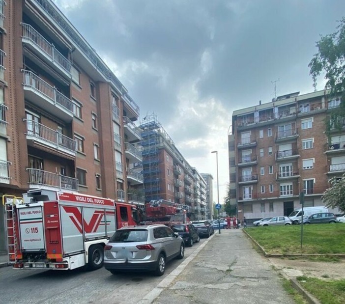 Uomo minaccia di lanciarsi dal tetto a Torino: in supporto anche due vigili del fuoco di Cuneo