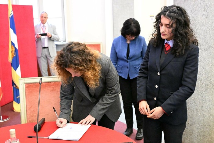 Il momento della firma del verbale di giuramento