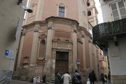 L'ingresso alla chiesa dell'Annunziata L'ingresso alla chiesa dell'Annunziata