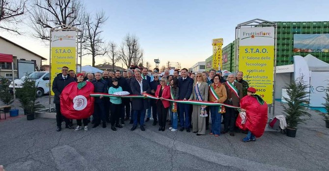Il taglio del nastro a Tuttinfiore Il taglio del nastro a Tuttinfiore