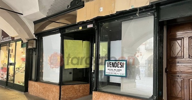 Uno dei negozi chiusi a Cuneo