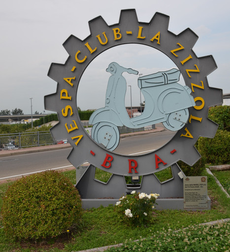 Foto di Luciano Cravero del monumento alla Vespa a Bra