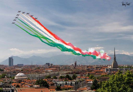 Frecce tricolori sul cielo di Torino (foto di Valerio Minato)