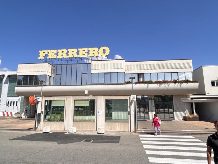 L'ingresso dello stabilimento Ferrero di Alba L'ingresso dello stabilimento Ferrero di Alba
