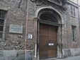 L'ingresso alla Biblioteca in via Cacciatori delle Alpi