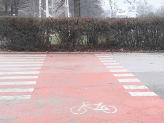 La pista ciclabile che termina nella siepe