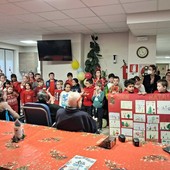 Piozzo, la magia del Natale unisce bambini della primaria e ospiti della casa di riposo Piozzo, la magia del Natale unisce bambini della primaria e ospiti della casa di riposo